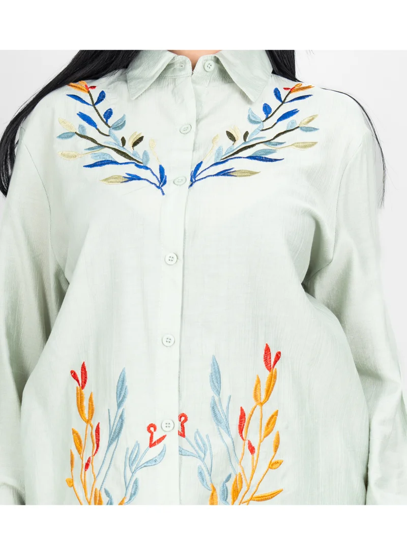 اكسا طقم عصري من قطعتين، قميص وبنطال سادة بتفاصيل تطريز ملونة